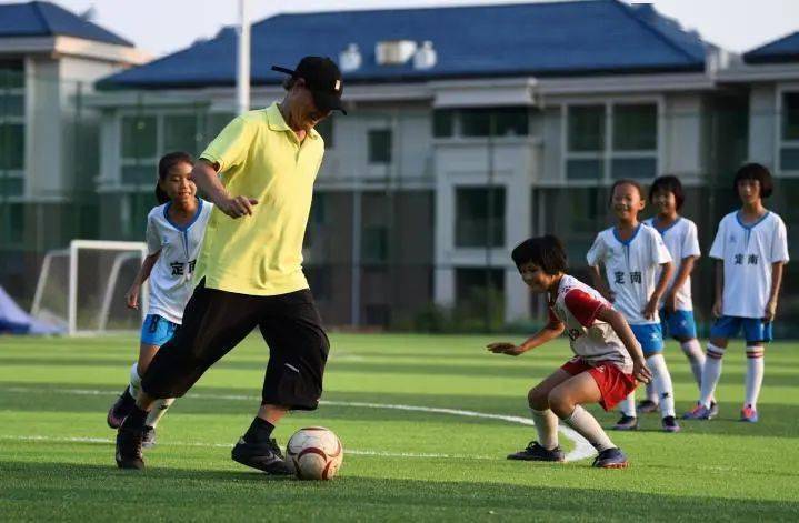 乐动体育开启专业基本功训练帮助孩子打下良好基础足球的基本功
