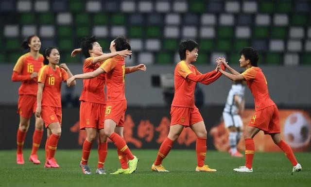 
那就是永不言弃，我们是冠军，你们永远可以相信中国女足！