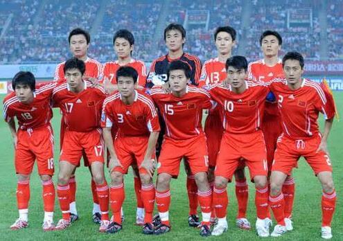 中国队世预赛收官战1-1战平沙特阿拉伯朱辰杰接受队友祝贺