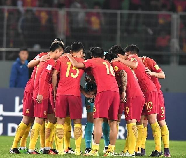 中国队世预赛收官战1-1战平沙特阿拉伯朱辰杰接受队友祝贺