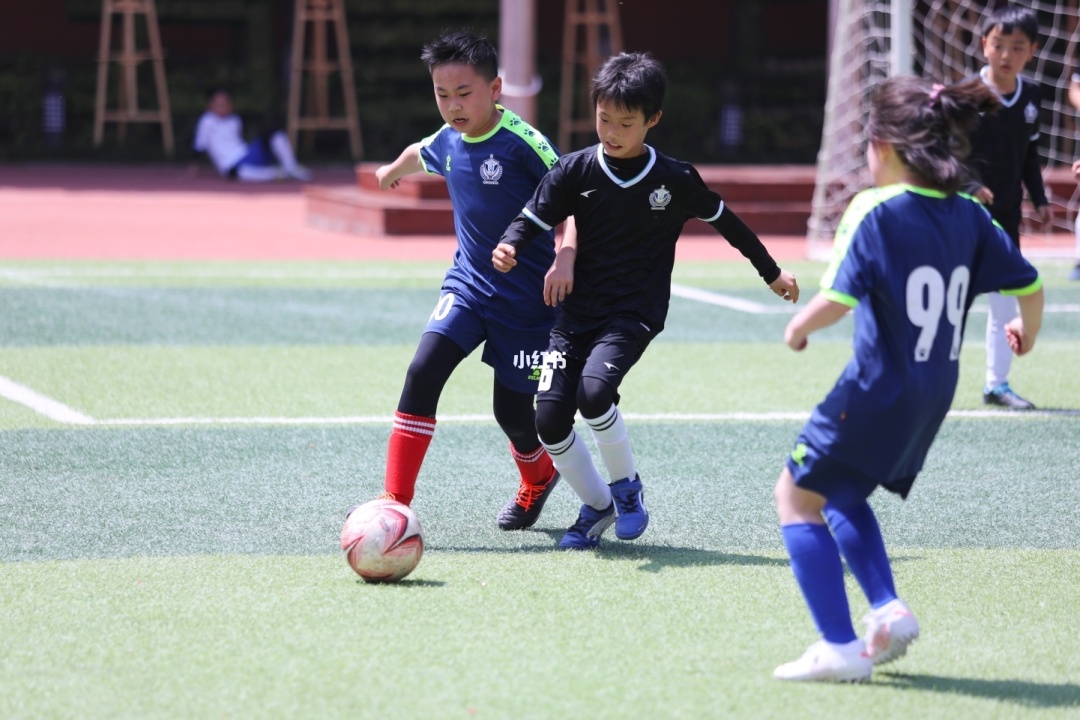 
足球是世界第一大体育项目，高校体育足球教学中的应活