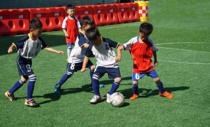 作为一名足球初学者，必须学会足球的哪些基本技巧？
