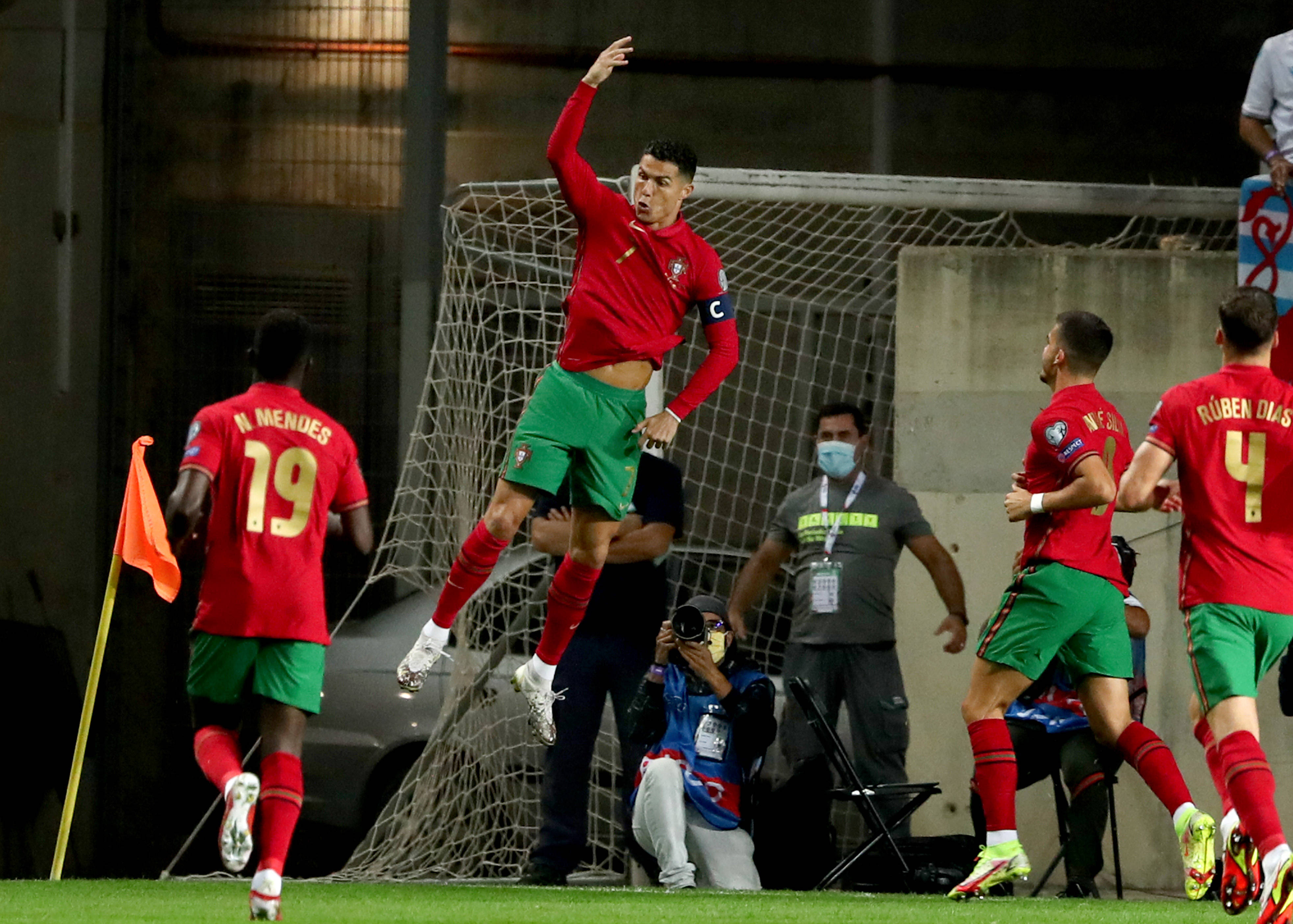 葡超本菲卡主场4:3胜葡萄牙体育队提前夺冠