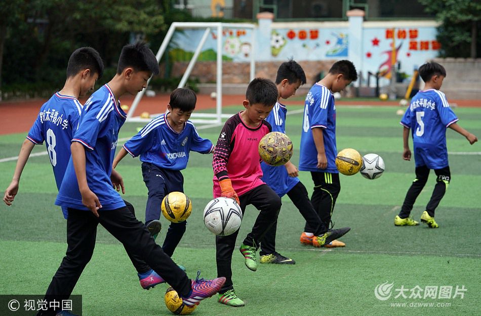 
教育部：校园足球正成为越来越多中小学最受欢迎的体育运动