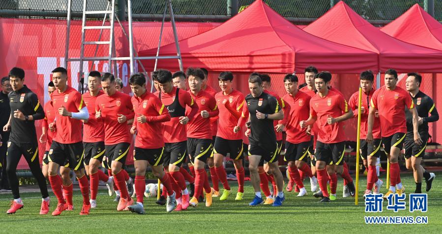 《新华社》亲自下场点评中国国足来说12强赛更迭