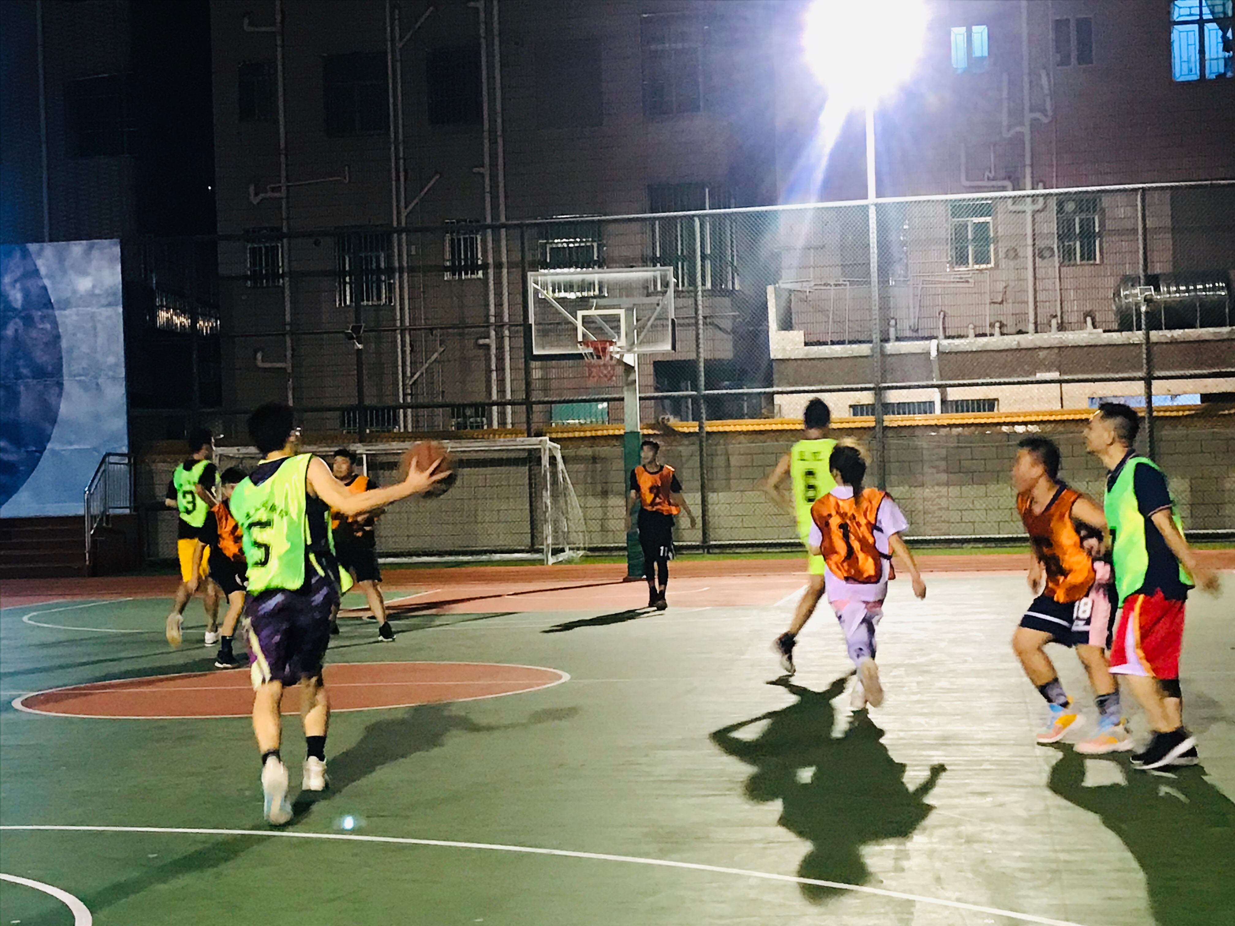 光山一中体艺组组织学校师生在篮球场举行2021年师生篮球友谊赛