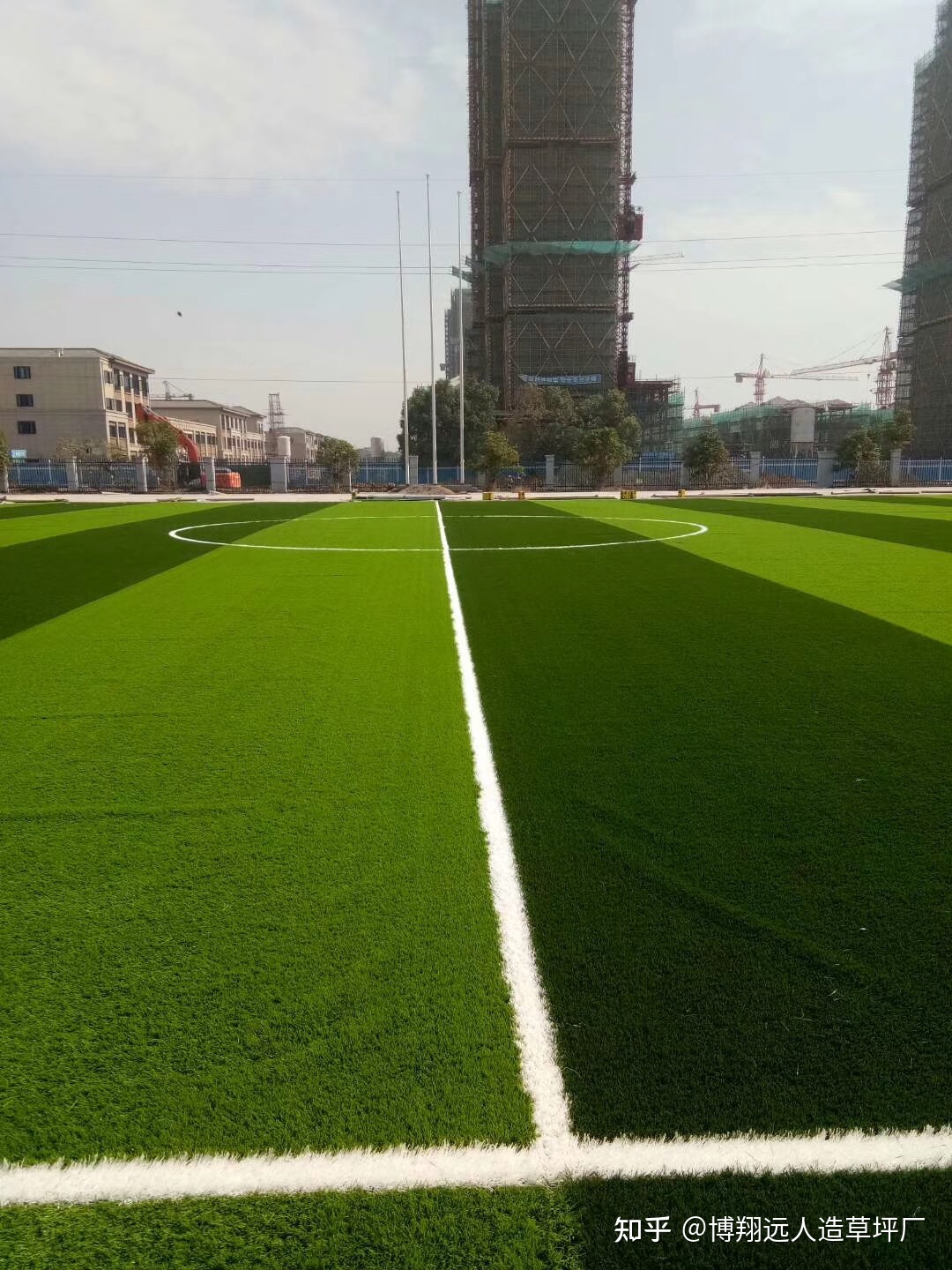 
足球场人造草坪施工的五个步骤：人造草坪人造草坪足球场足球场更受欢迎
