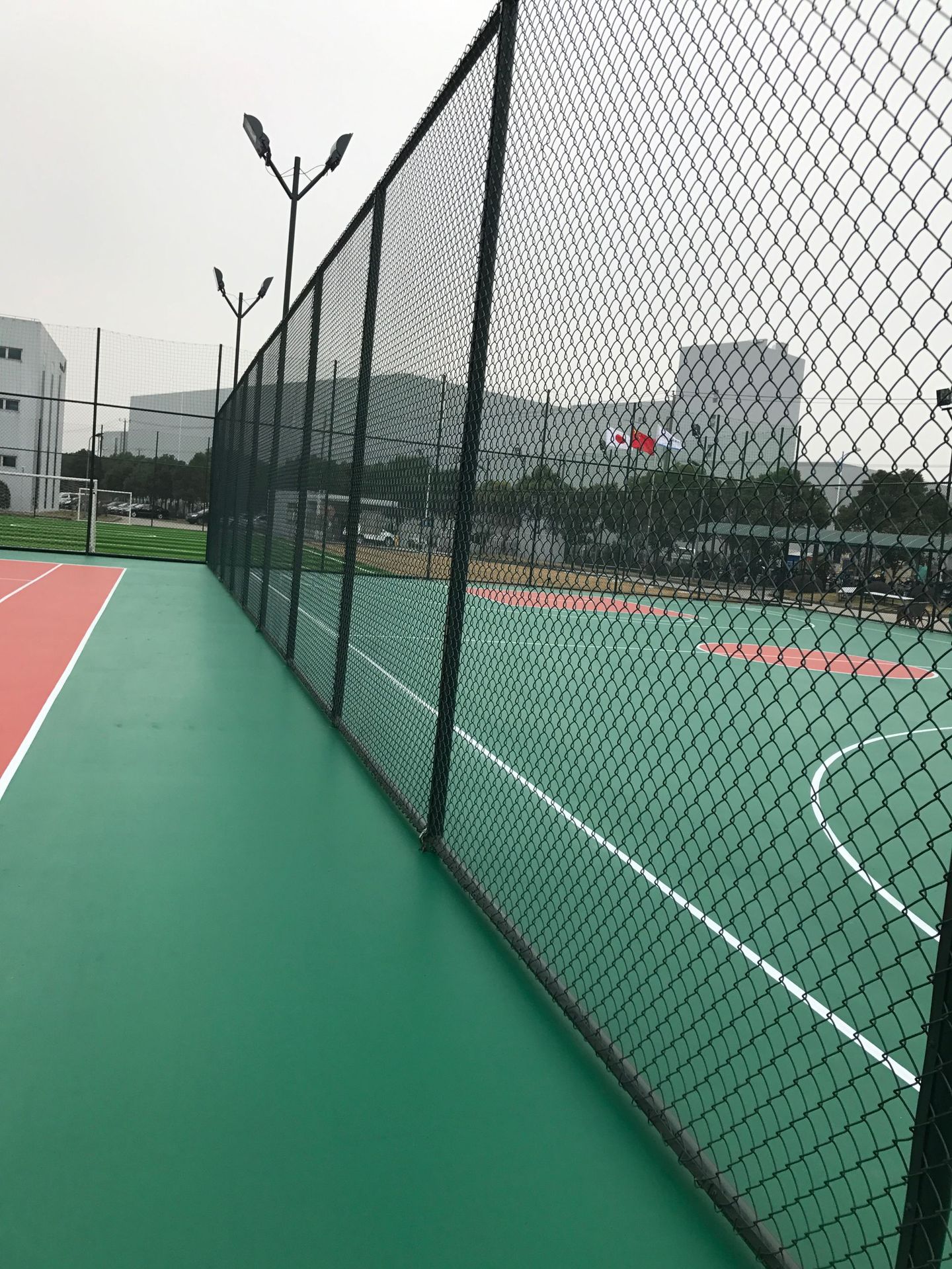 体育场护栏网直销定制篮球场护栏网网球场护栏围墙护栏网组装式球场

