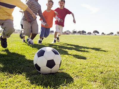 在踢足球的时候该注意些什么？校园体育运动安全小常识