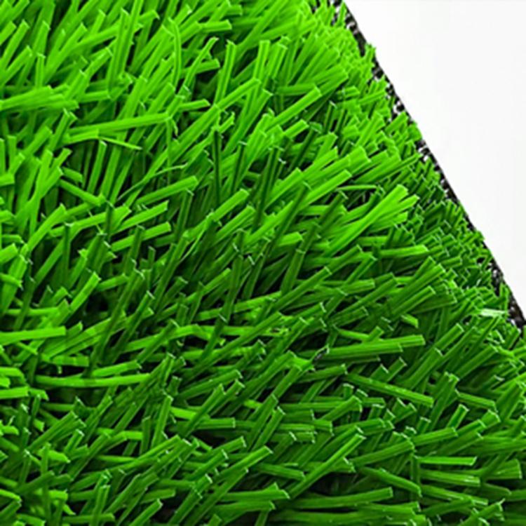 青岛博翔远人造草坪厂用人造草坪都是什么材质呢？