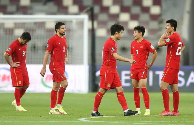 国足踢了2场热身赛，中国足球是怎么由盛转衰的？