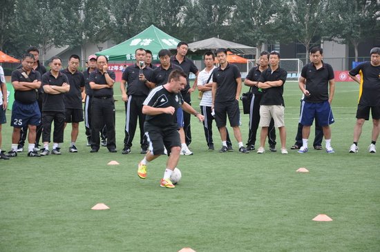 武汉足球夏令营全部免费全市孩子都能够参加(组图)