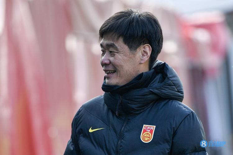 国足迎来最新消息，无论是体育总局还是中国足协，他是超龄教练