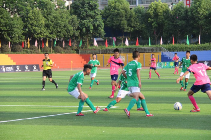 
靳寨中心学校首届“八人制”学生足球联赛，学校政教处、团委、体育组具体负责