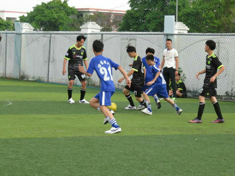 
靳寨中心学校首届“八人制”学生足球联赛，学校政教处、团委、体育组具体负责