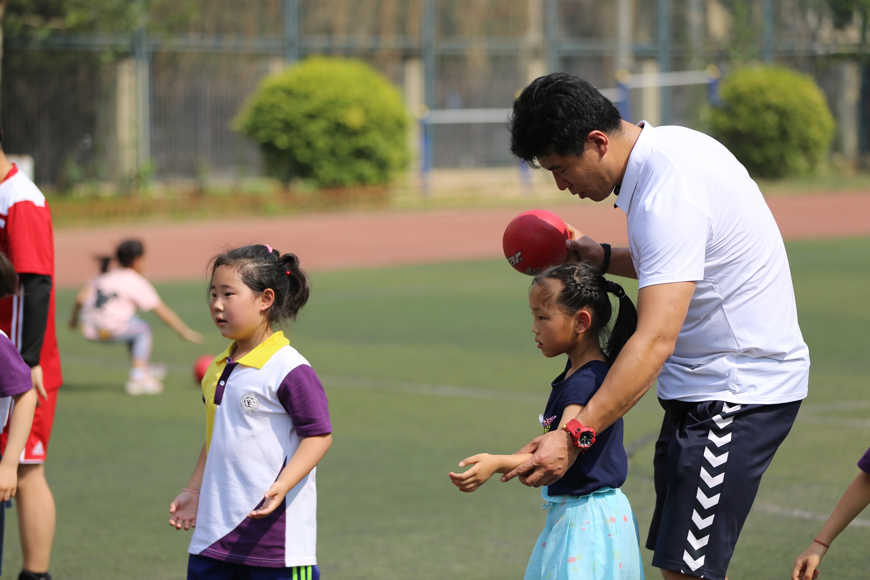 日本孩子的基本功、技术、传接、跑位超过中国孩子强