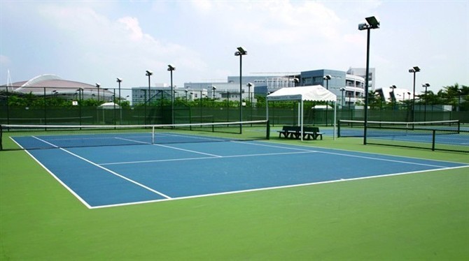 附近网球场 “网球宝贝”成为季节的“明星”(组图)