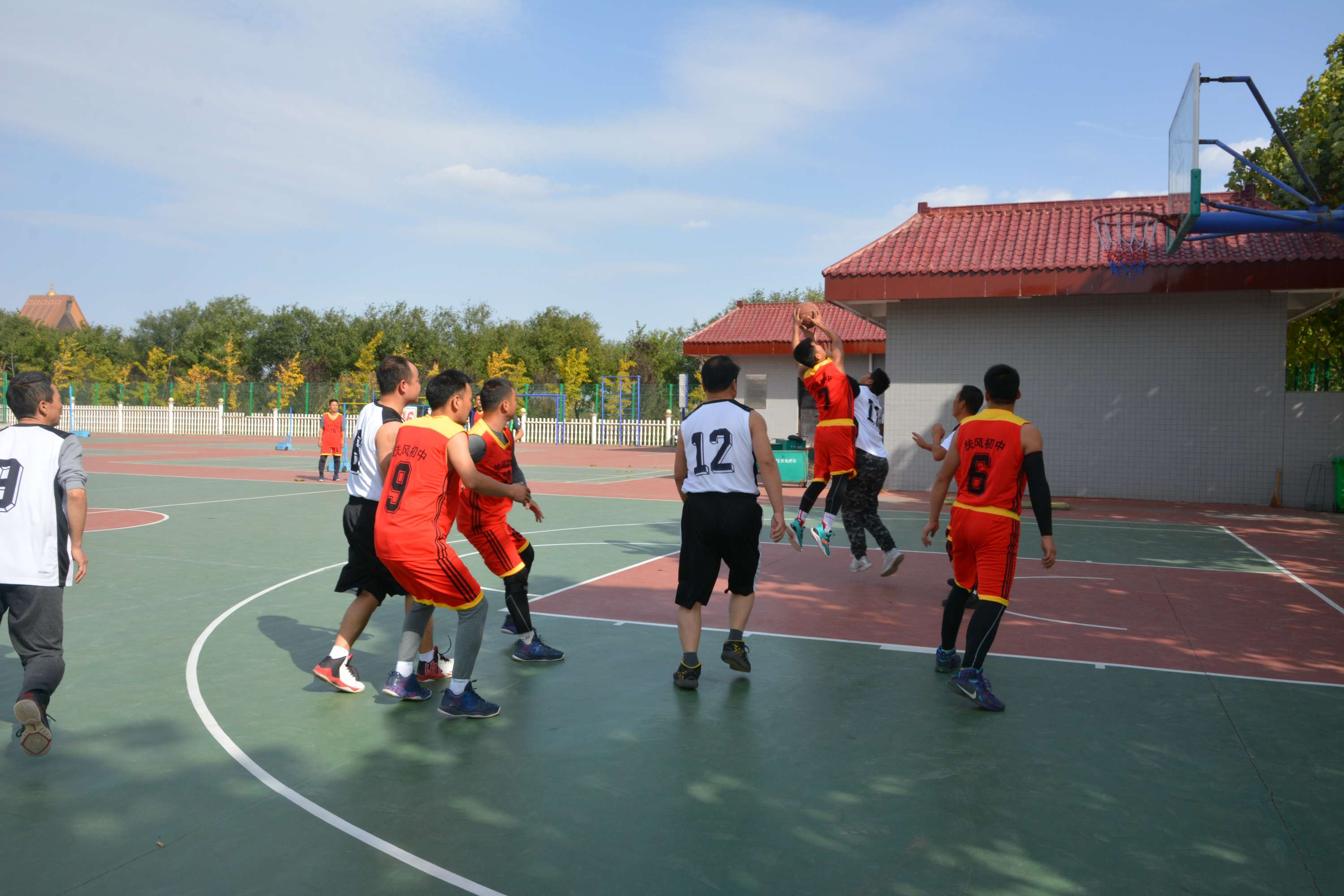 扶风县教育系统教职工篮球联赛正在如火如荼地进行比赛(组图)