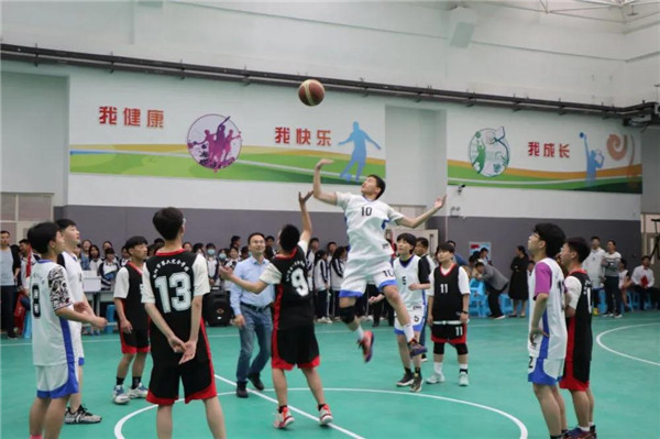 扶风县教育系统教职工篮球联赛正在如火如荼地进行比赛(组图)