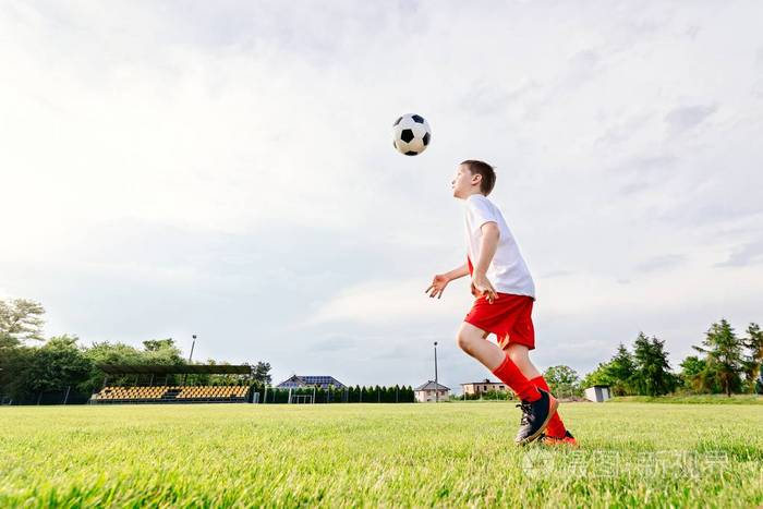 足球新手如何学习足球？更好的熟悉球性怎么踢