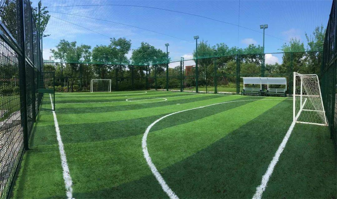 五人制足球的比赛场地规格多少，长度及宽度，足球比赛场地