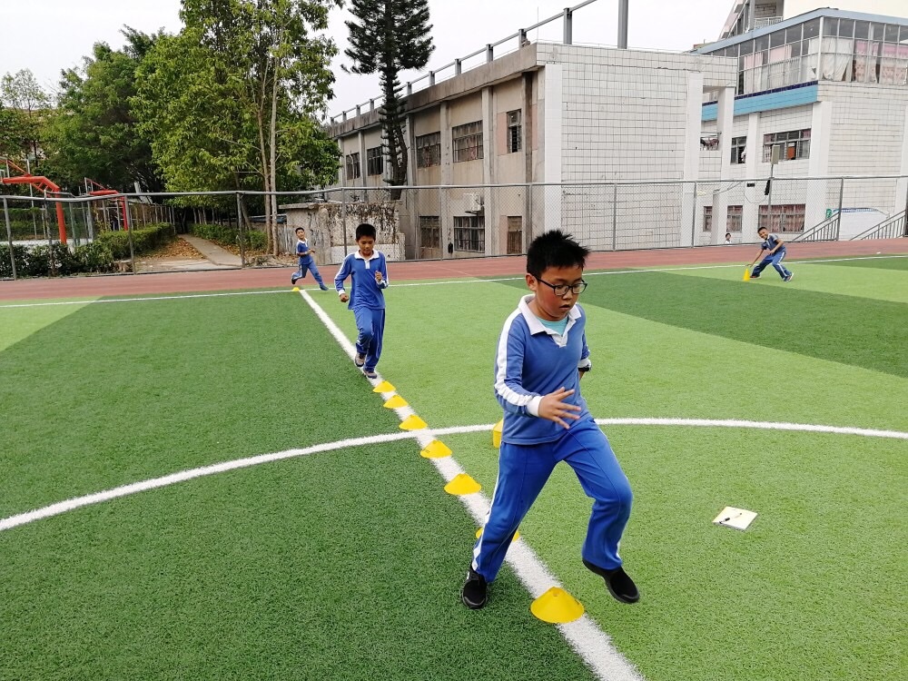 课堂上学生们兴高采烈的踢着足球中国(组图)