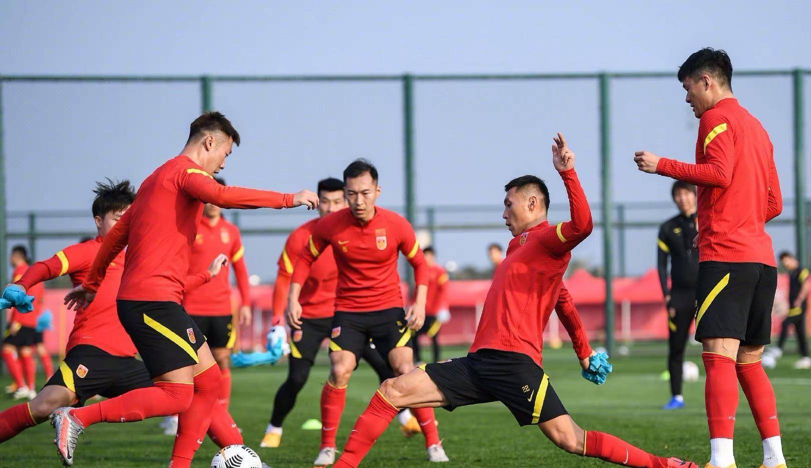 中国足球来说2022年充满未知数只期待这一年对好一点