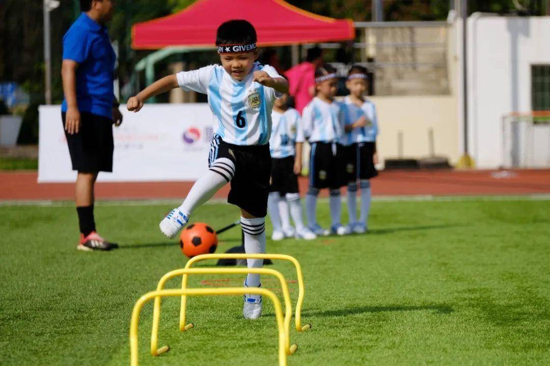 中国人不重视幼儿足球，主要是四方面的特殊价值
