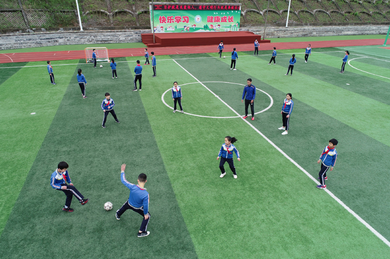 一所乡村学校:足球把孩子们带到了(图)