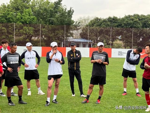 足球训练 重庆两江竞技俱乐部员工之中欠薪积压暗流涌动(图)