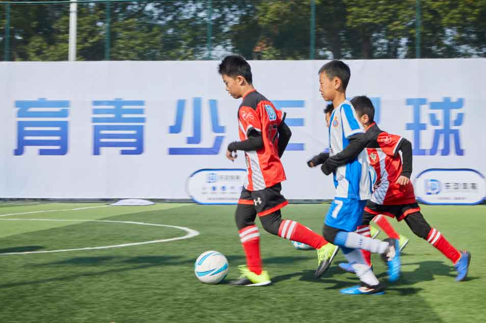1.如何进行小学体育足球课的有效教学运动的快乐