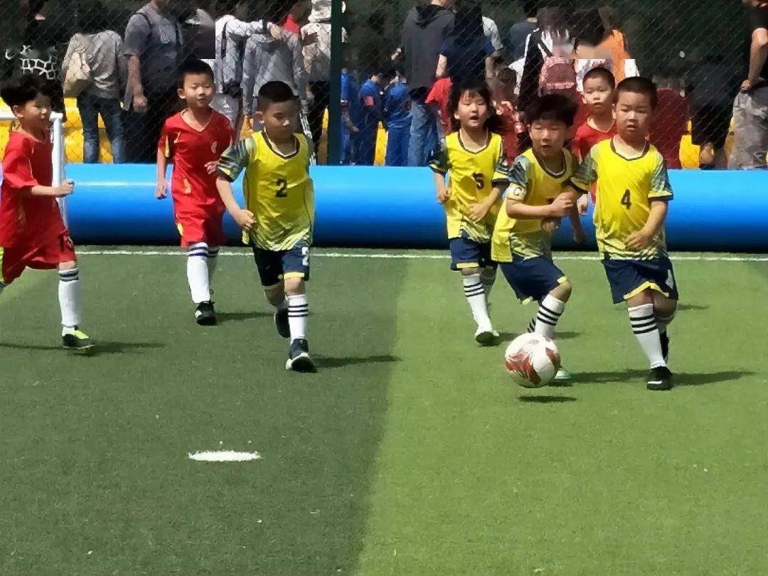 【摘要】中班幼儿；足球游戏学踢足球要从娃娃抓起！