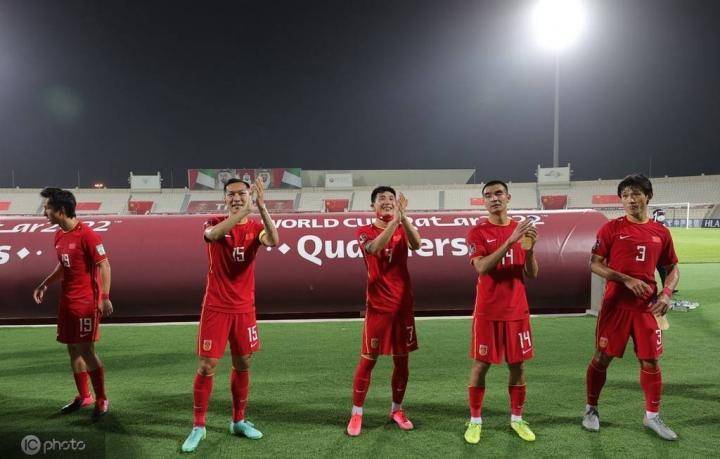 中国男足抵达多哈正式开启12强赛征程6名国脚悉数前往卡塔尔