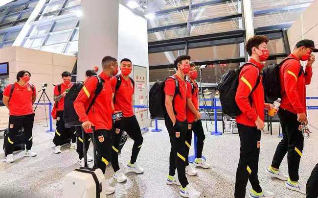 中国男足抵达多哈正式开启12强赛征程6名国脚悉数前往卡塔尔