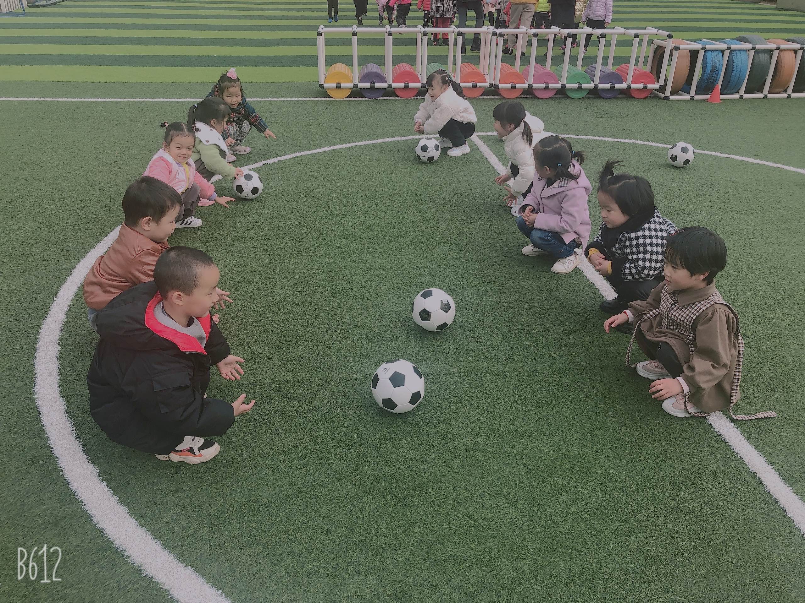 第一周小班体育活动：引导孩子理解足球的形状特征和用途