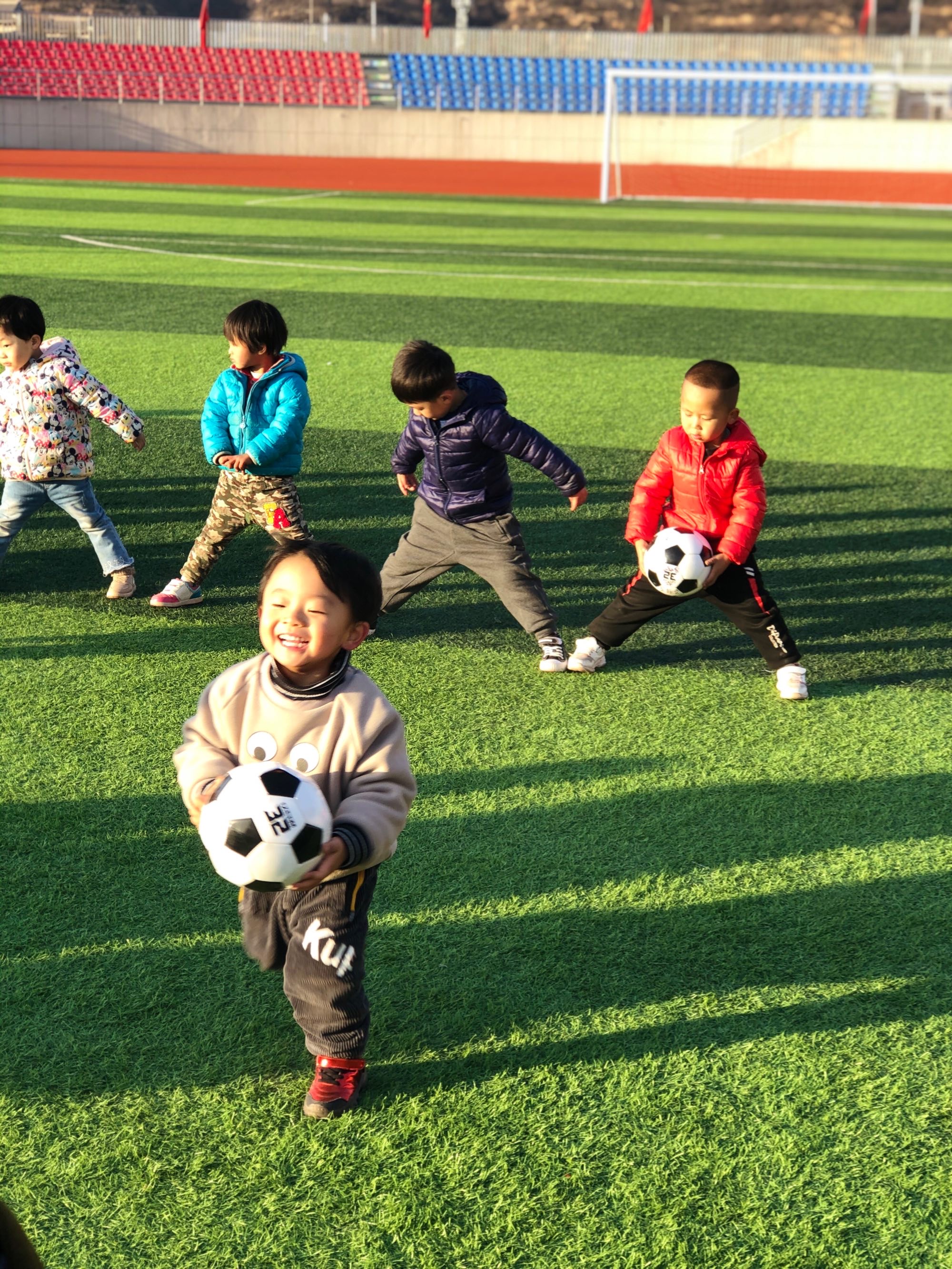 第一周小班体育活动：引导孩子理解足球的形状特征和用途