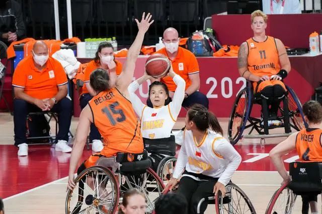 中国队在东京女子轮椅篮球决赛中以31:50不敌荷兰队