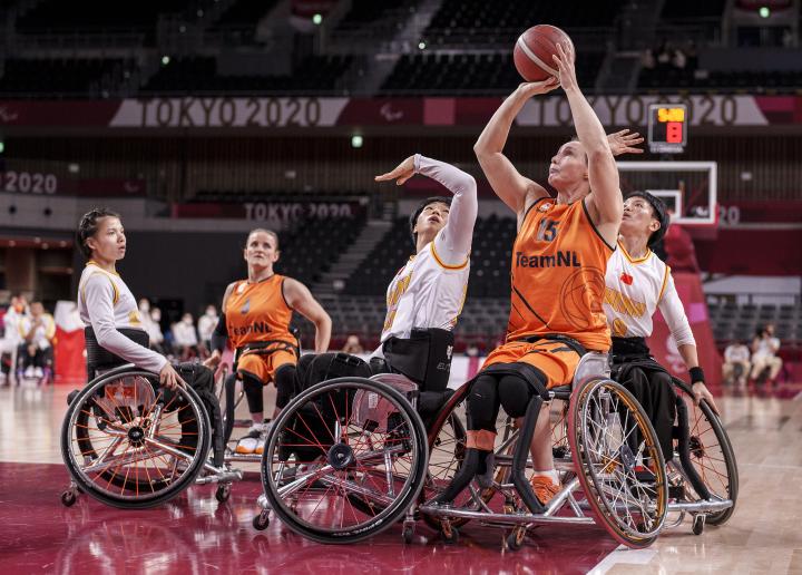 中国队在东京女子轮椅篮球决赛中以31:50不敌荷兰队