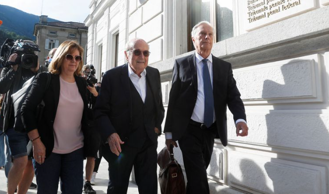 布拉特和普拉蒂尼因足球贿赂贿赂案的审判开始