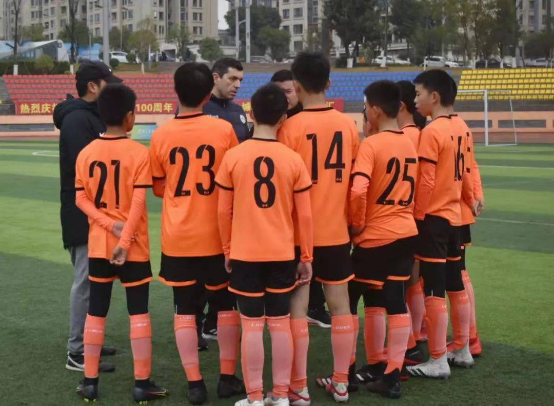 南美足球的实力被欧洲拉开一大截了，中国三级联赛两百多个鲁能