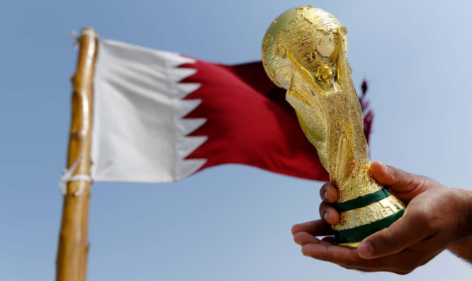 观看 2022 年世界杯在卡塔尔现场直播的 FIFA 世界杯抽签仪式
