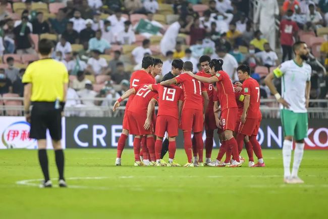 中国足球队发布：国足一起抵达阿联酋国足5场比赛值得关注