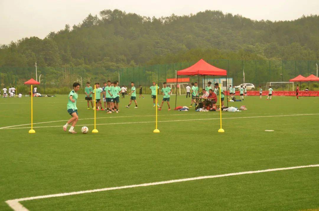 为期十一天小学生校园足球夏令营正式开营小学学生王燕玲：我在这里