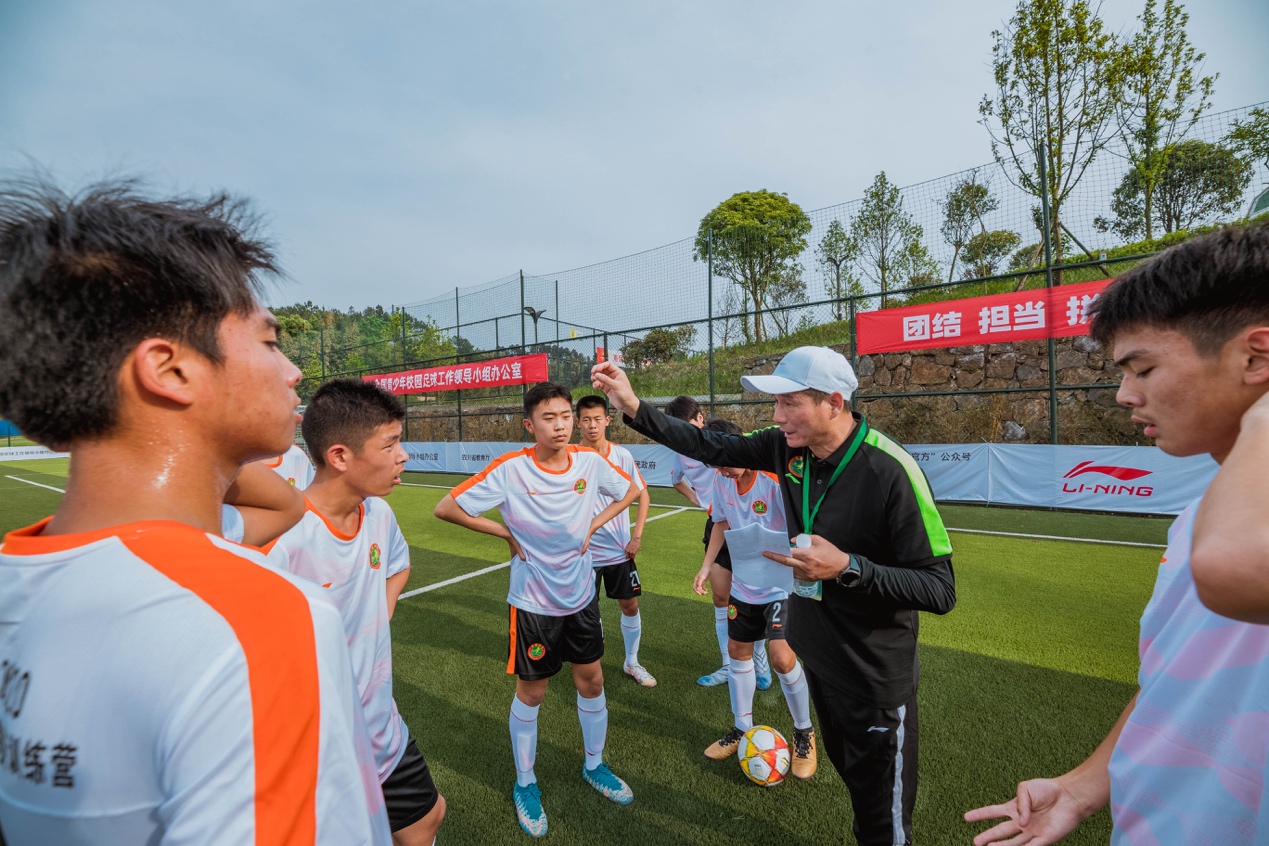 新华网：校园足球未来发展要解决的核心问题和角色