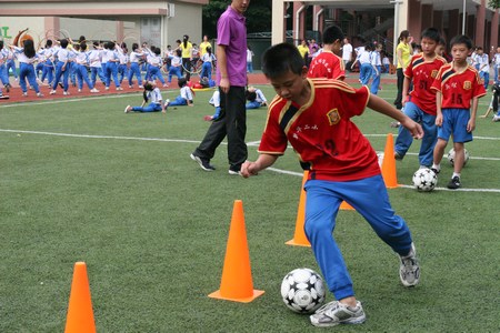 高淳区东坝中心小学“玩转足球快乐成长”的总体目标育人
