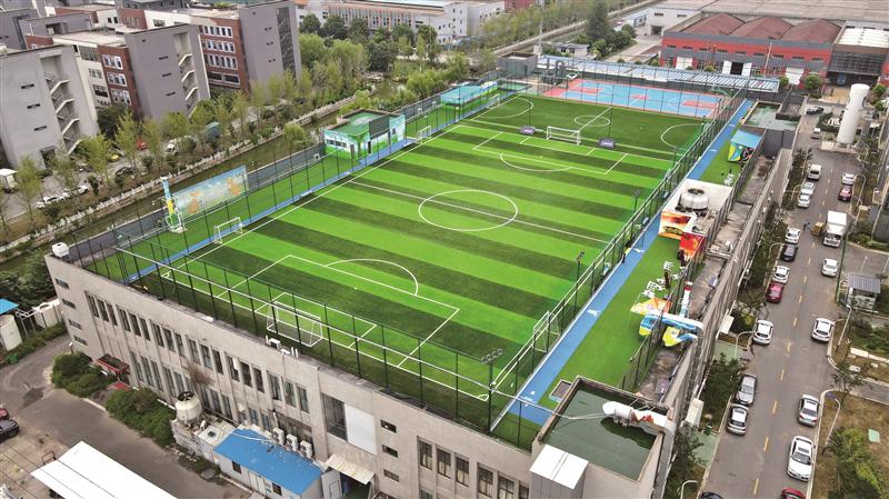 杭州新增7个空中足球场，球会踢到楼下去吗？
