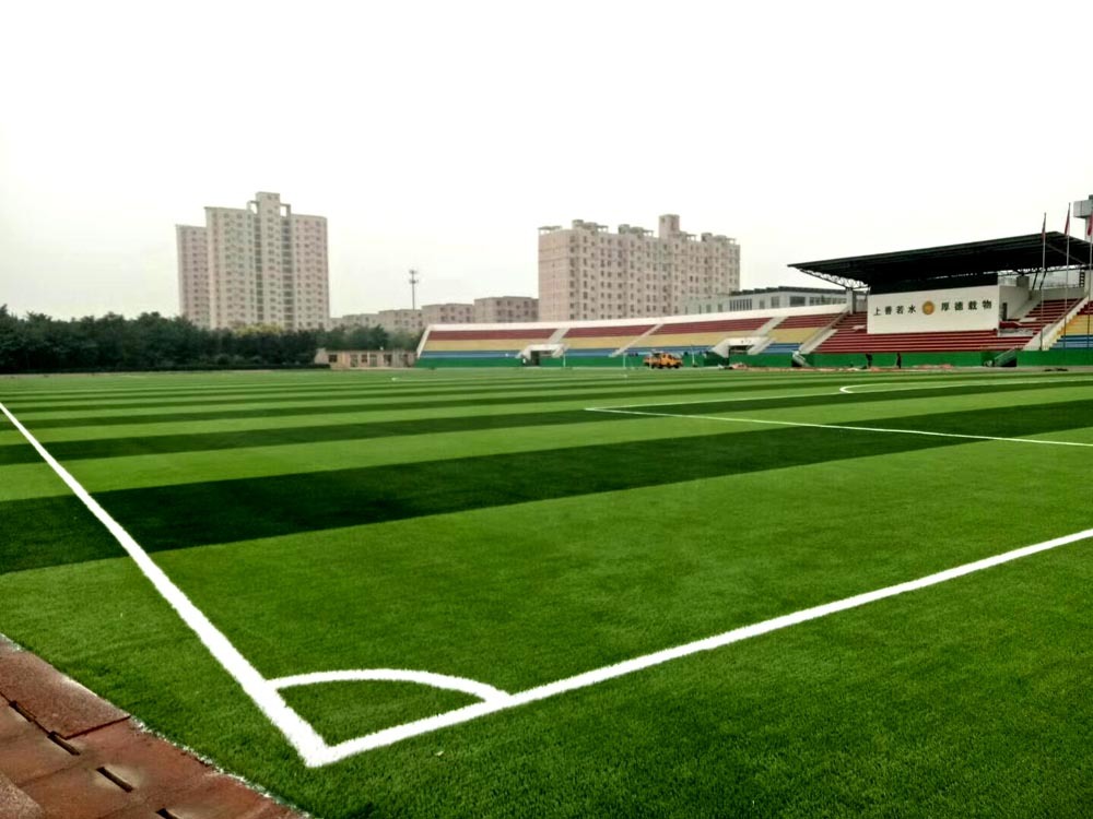 
足球场人造草坪运动系统对基础的质量要求主要集中在三个方面