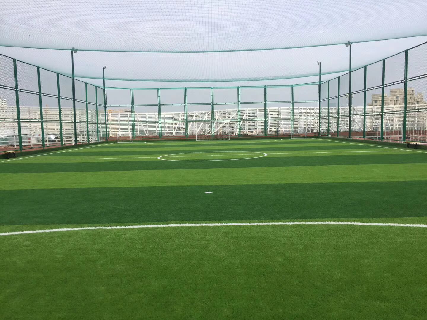 
足球场人造草坪运动系统对基础的质量要求主要集中在三个方面