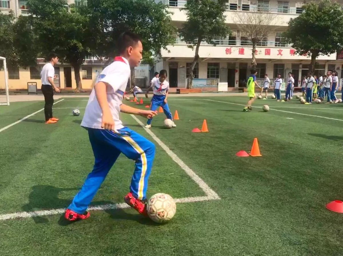 广州中考体育足球考试中的绕杆规则及训练技巧