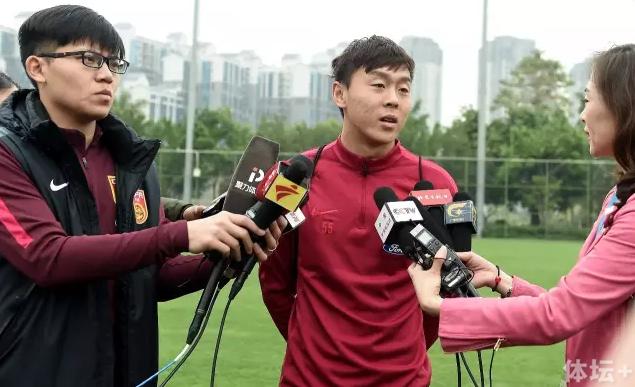 央视记者前去采访国足后卫猛将冯潇霆：都玩什么游戏？
